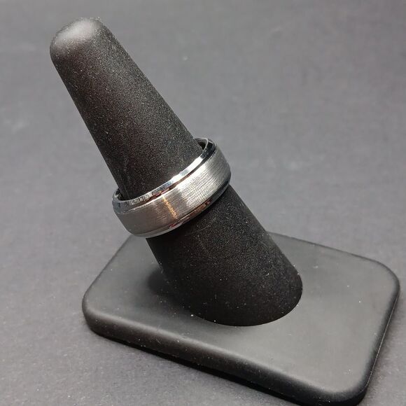 New Blue Tungsten Carbide Men's Size 7.5 Silver Ring - Picture 3 of 5